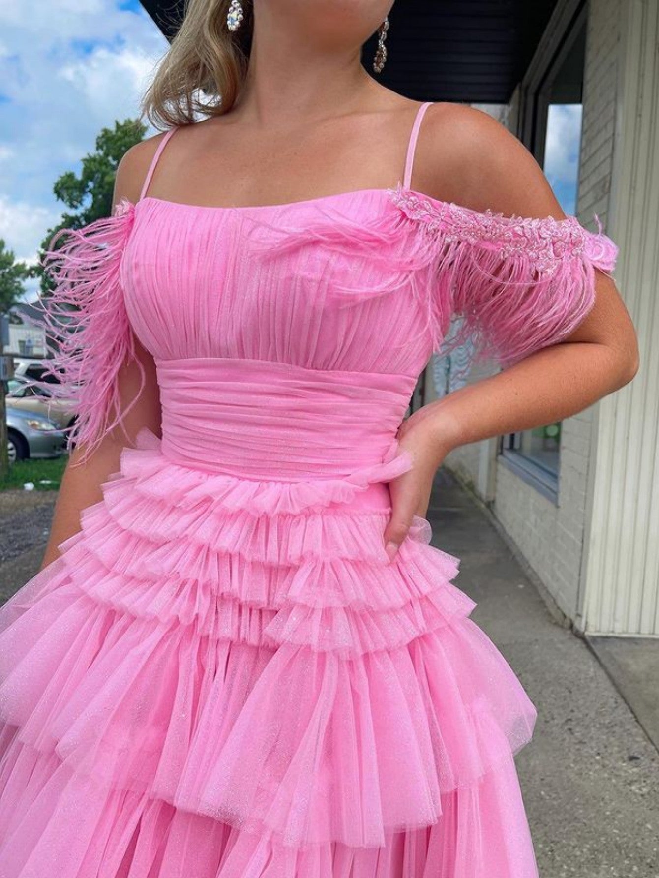 Vestido rosa de fiesta corto con plumas, corte A y capas