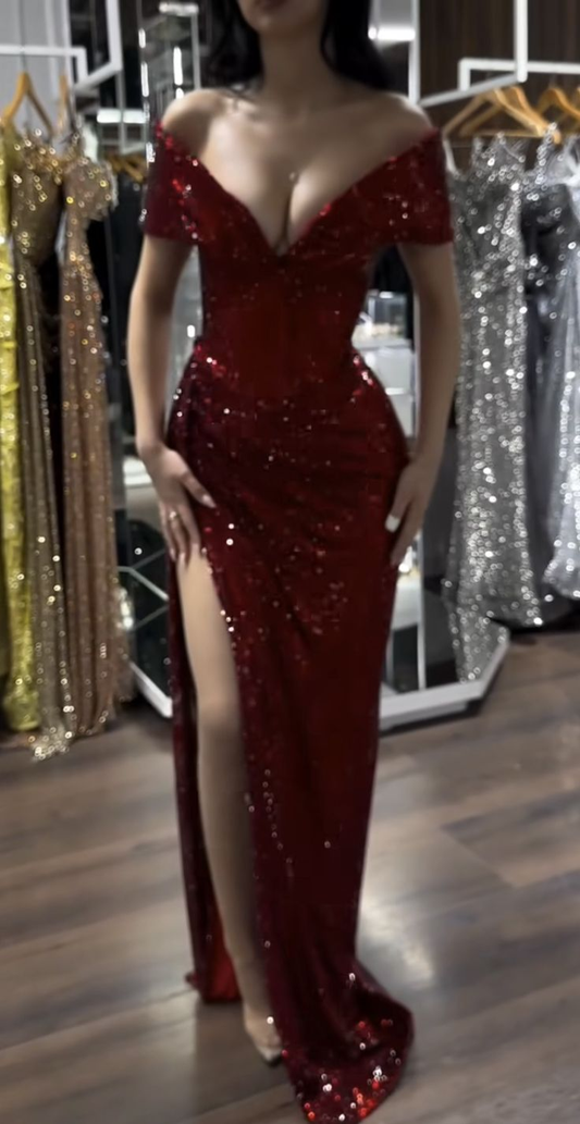 Impresionante vestido de noche con lentejuelas y hombros descubiertos en color burdeos con abertura.