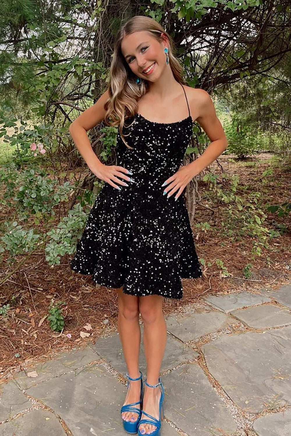 Vestido corto de fiesta con lentejuelas negras, escote redondo y corte en A