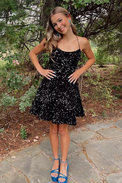 Vestido corto de fiesta con lentejuelas negras, escote redondo y corte en A