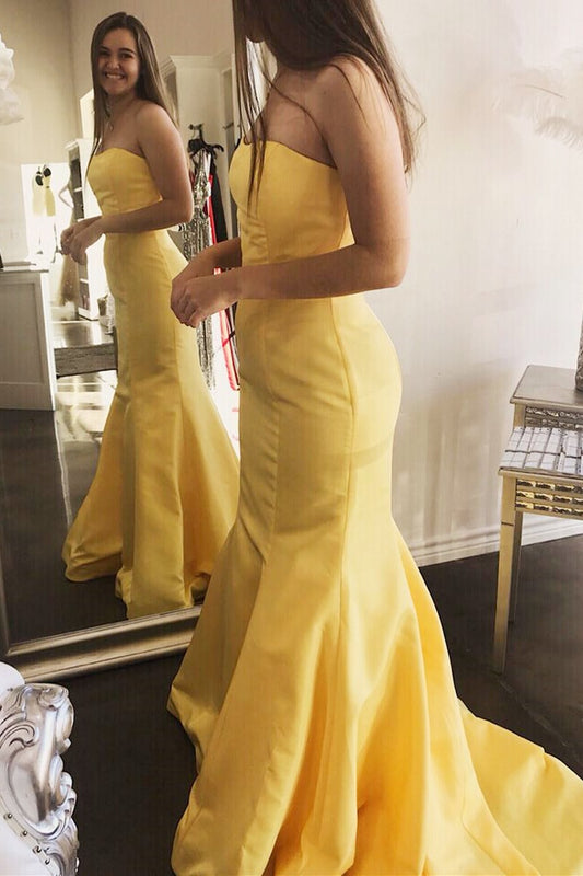 Elegante vestido de noche largo de satén sin tirantes amarillo de sirena con clase