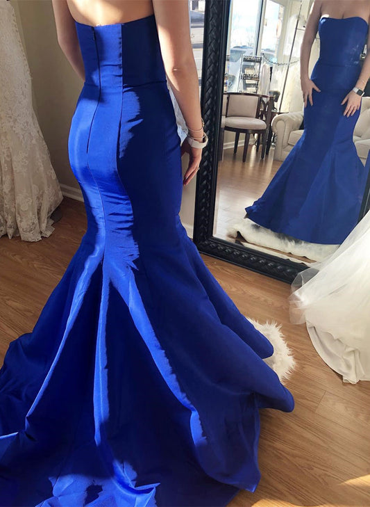 Elegante vestido de noche largo de satén sin tirantes amarillo de sirena con clase