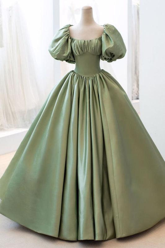 Vestido de fiesta de satén verde salvia con mangas cortas acampanadas