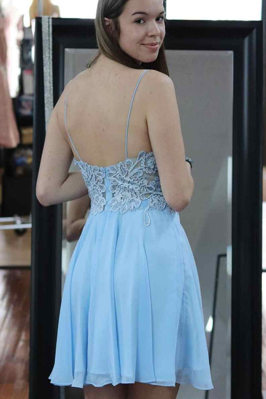 Vestido de fiesta corto azul claro con tirantes finos y corte A