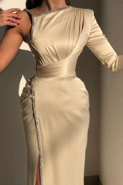 Elegante vestido de fiesta color champán con un solo hombro, manga larga y lentejuelas