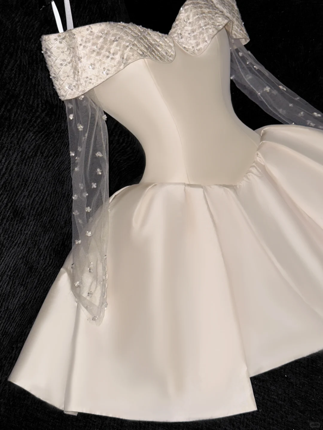 Elegante vestido de fiesta corto de satén color marfil con hombros descubiertos y diseño sencillo, corte A, TP4192