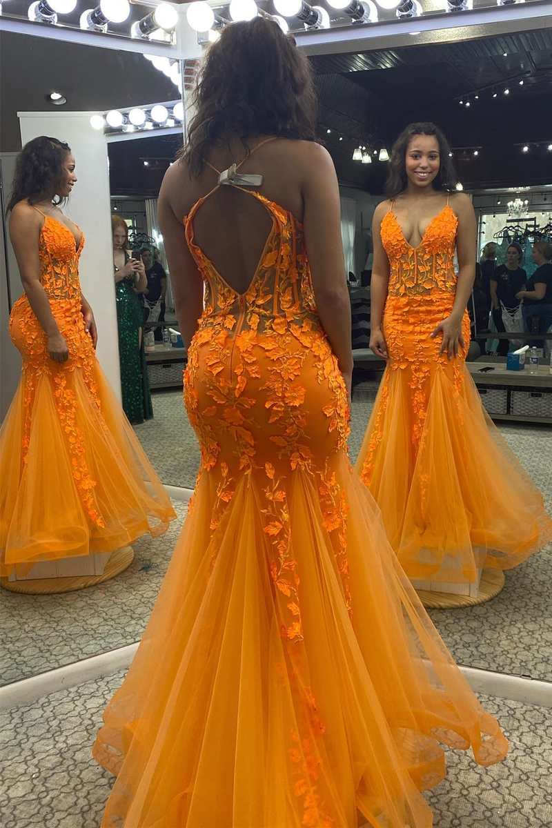 Vestido de fiesta largo estilo sirena con escote en V y espalda descubierta con apliques naranjas únicos