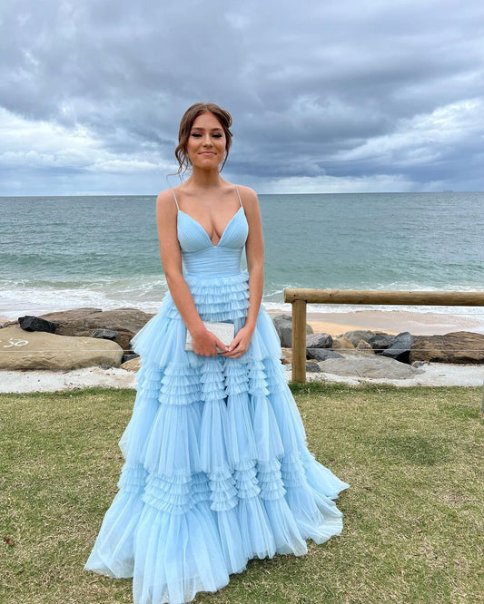 Encantador vestido de fiesta largo de tul azul claro con escote en V y corte A