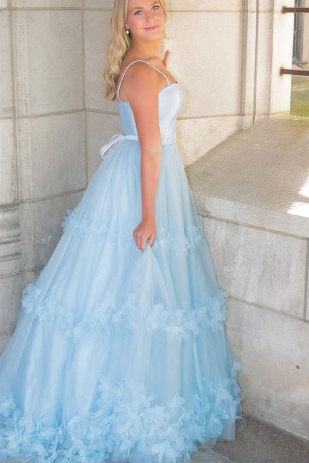 Elegantes vestidos de fiesta largos en azul claro con corte en A y tul con volantes.