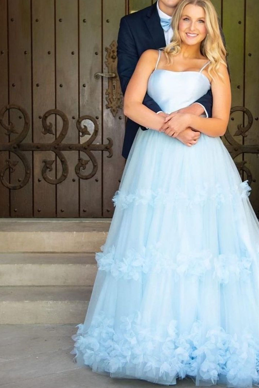 Elegantes vestidos de fiesta largos en azul claro con corte en A y tul con volantes.