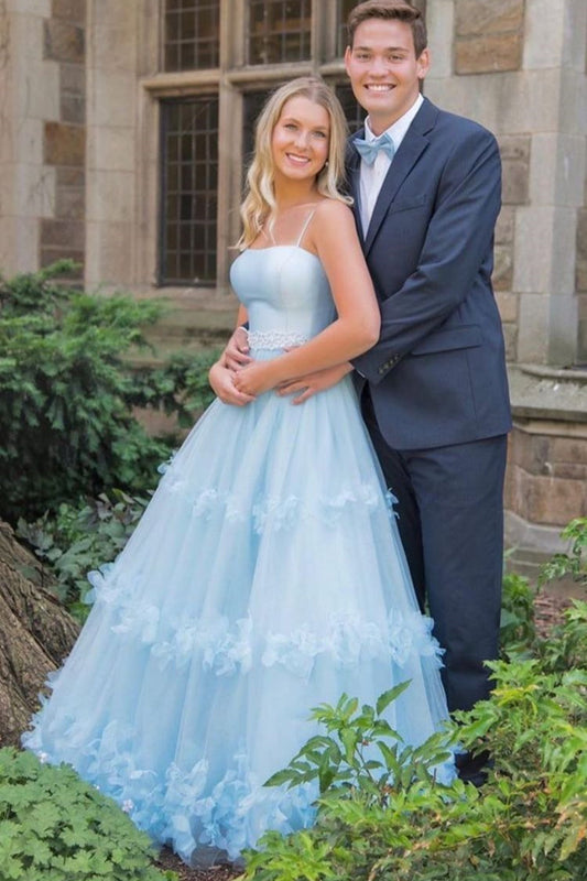 Elegantes vestidos de fiesta largos en azul claro con corte en A y tul con volantes.