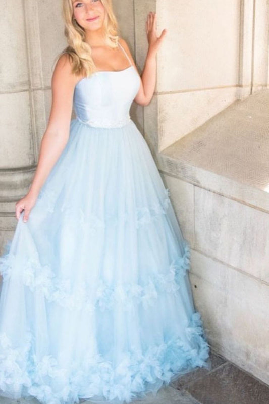 Elegantes vestidos de fiesta largos en azul claro con corte en A y tul con volantes.