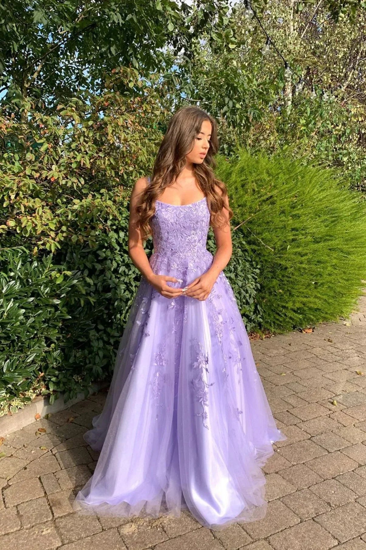 Vestido de fiesta largo de encaje lila con corsé y corte A hasta el suelo.