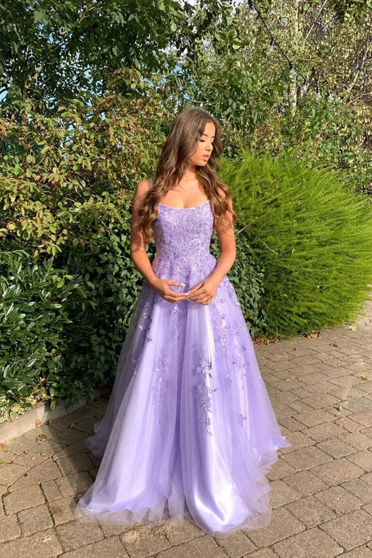 Vestido de fiesta largo de encaje lila con corsé y corte A hasta el suelo.