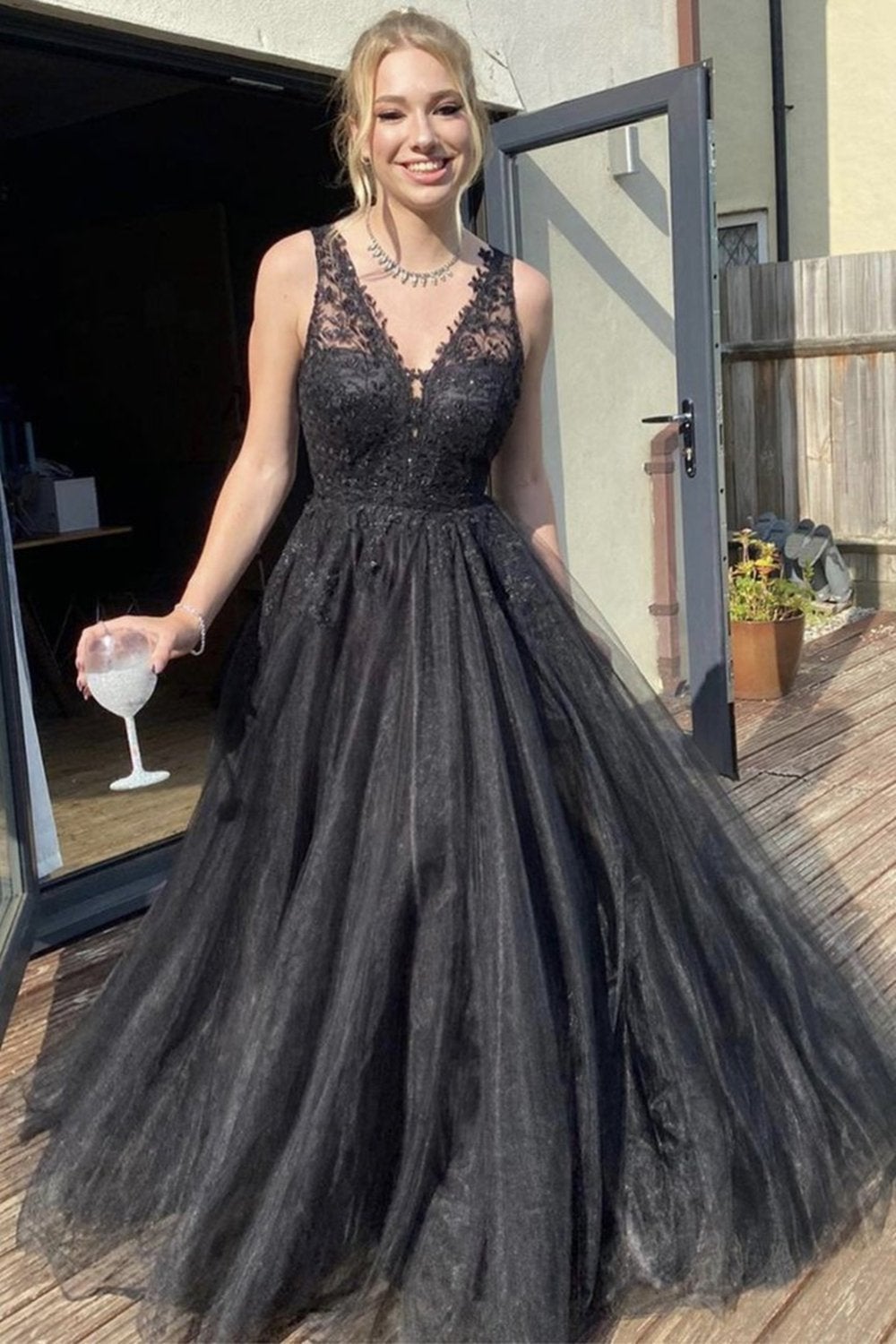 Vestido de fiesta largo de tul negro con escote en V y corte A para noche formal