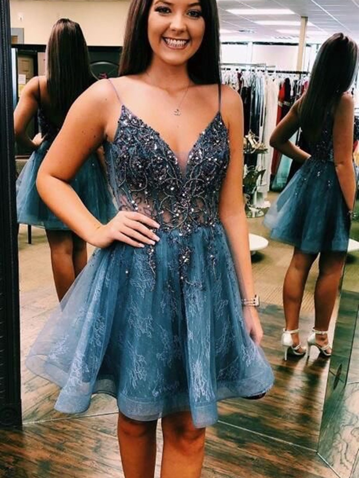 Vestidos de fiesta de encaje azul con cuentas y escote en V, vestidos cortos de encaje azul para graduación y regreso a casa.