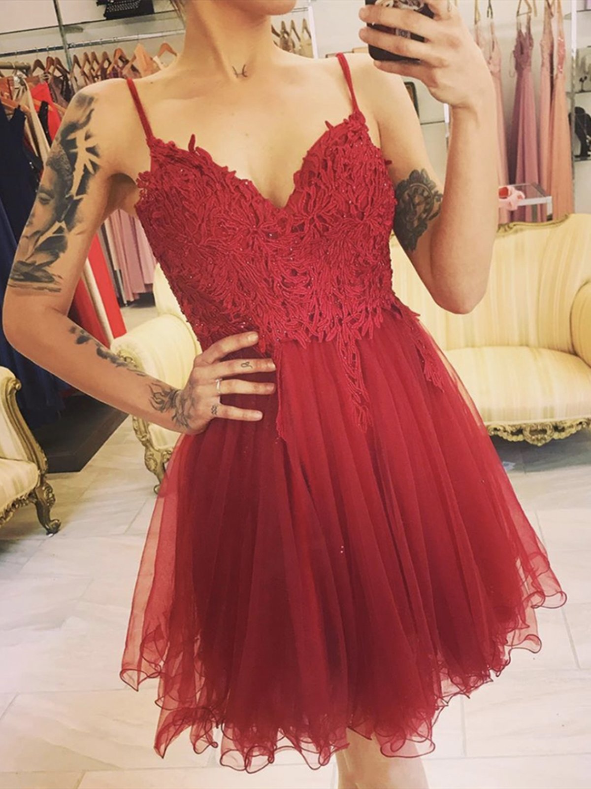 Vestidos de fiesta cortos de encaje rojo oscuro con escote en V y corte A, vestidos formales de bienvenida cortos de encaje rojo oscuro.
