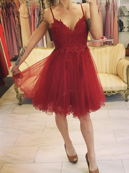 Vestidos de fiesta cortos de encaje rojo oscuro con escote en V y corte A, vestidos formales de bienvenida cortos de encaje rojo oscuro.