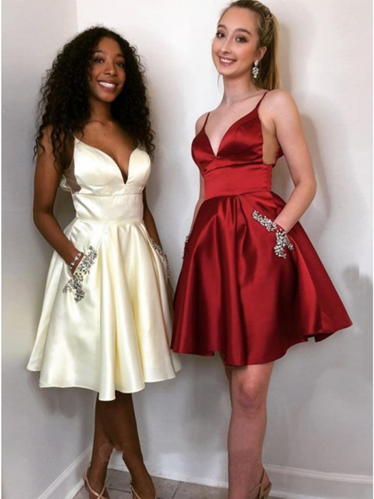 Vestidos de fiesta cortos en amarillo burdeos con escote en V y corte A, vestidos de graduación cortos en amarillo burdeos para regreso a casa.