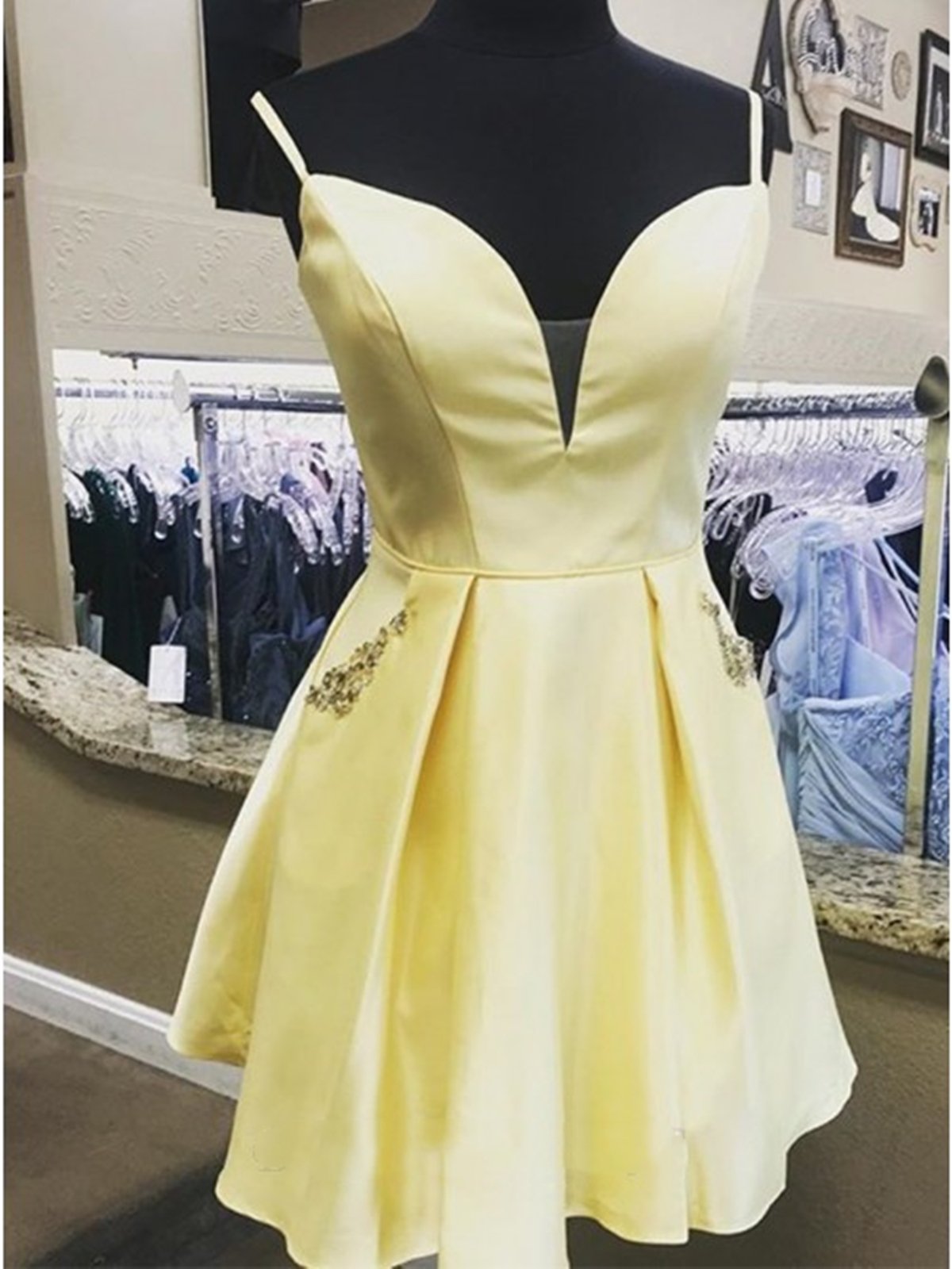 Vestidos de fiesta cortos en amarillo burdeos con escote en V y corte A, vestidos de graduación cortos en amarillo burdeos para regreso a casa.