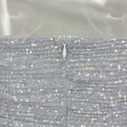 Vestido de fiesta corto gris plateado sin tirantes y con volantes laterales