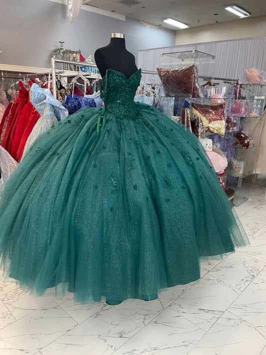 Vestido de quinceañera con cuentas y tirantes finos, color verde esmeralda