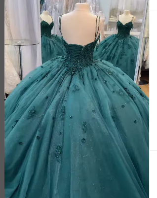 Vestido de quinceañera con cuentas y tirantes finos, color verde esmeralda