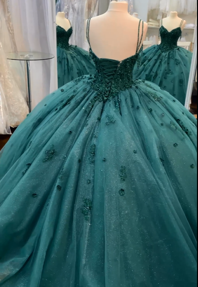 Vestido de quinceañera con cuentas y tirantes finos, color verde esmeralda