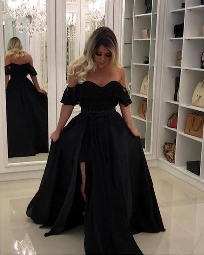 Elegante vestido de fiesta de encaje negro con hombros descubiertos y abertura en la pierna