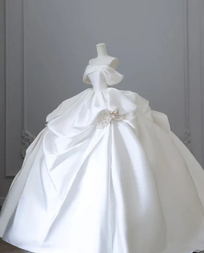 Elegante vestido de novia de satén blanco con hombros descubiertos y volantes, corte A, TP4104
