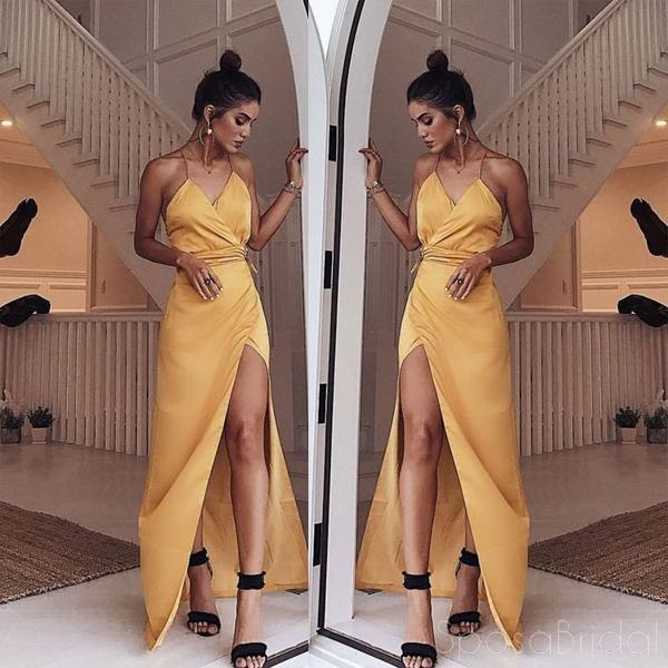 Encantador vestido de fiesta largo amarillo con escote en V y tirantes finos y abertura lateral.