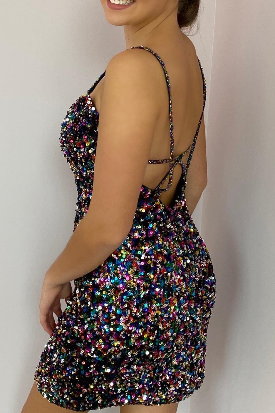Minivestido ajustado de cóctel con lentejuelas de colores