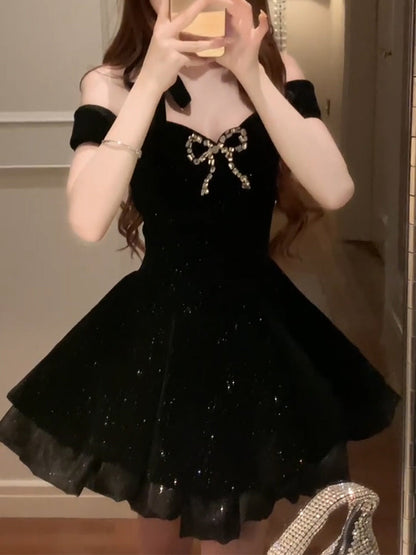 Vestido corto de terciopelo negro con hombros descubiertos, sexy, para fiesta de 8.º grado, de verano, para escuela secundaria, traje de fiesta, atuendo de cumpleaños DH1044