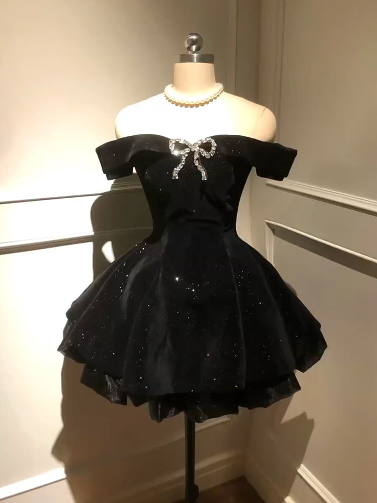 Vestido corto de terciopelo negro con hombros descubiertos, sexy, para fiesta de 8.º grado, de verano, para escuela secundaria, traje de fiesta, atuendo de cumpleaños DH1044
