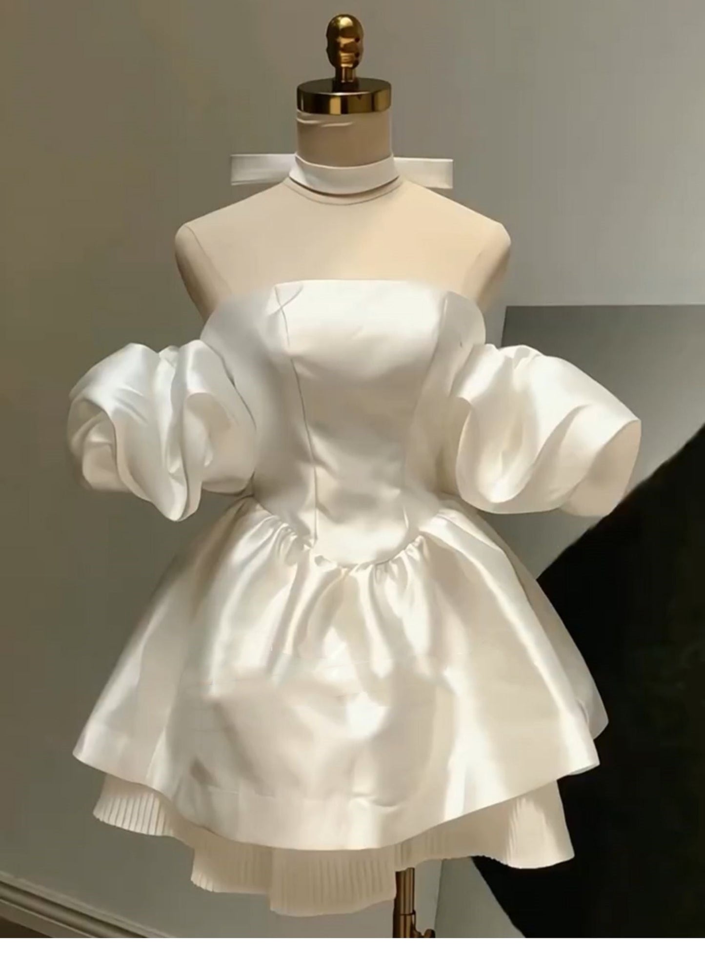 Hermoso vestido de fiesta corto de satén blanco con hombros descubiertos para octavo grado, vestido de fiesta de verano para escuela secundaria, atuendos de cumpleaños DH1060