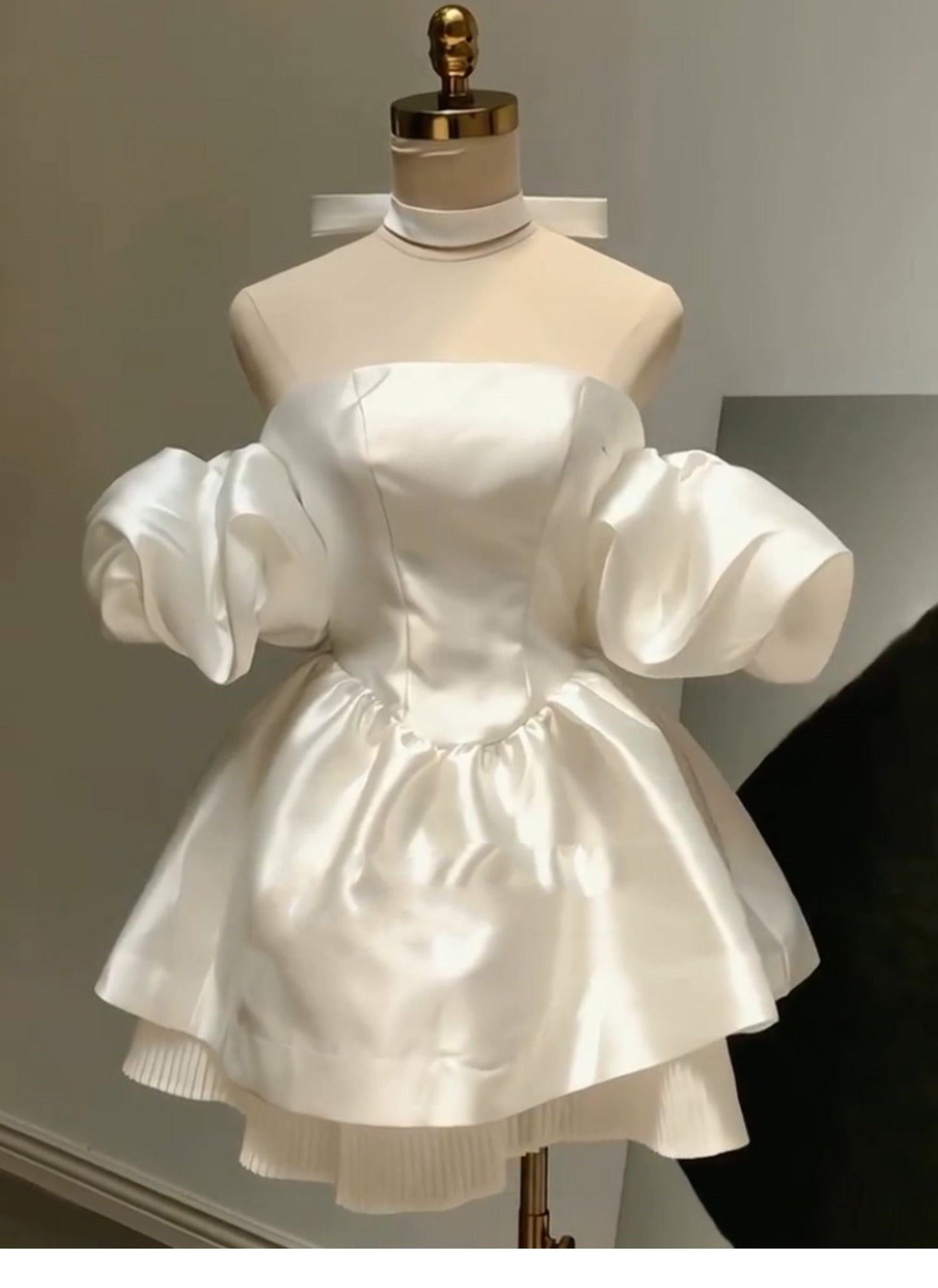 Hermoso vestido de fiesta corto de satén blanco con hombros descubiertos para octavo grado, vestido de fiesta de verano para escuela secundaria, atuendos de cumpleaños DH1060