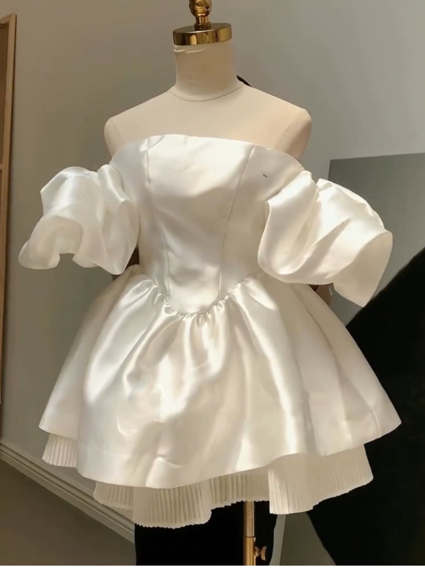 Hermoso vestido de fiesta corto de satén blanco con hombros descubiertos para octavo grado, vestido de fiesta de verano para escuela secundaria, atuendos de cumpleaños DH1060