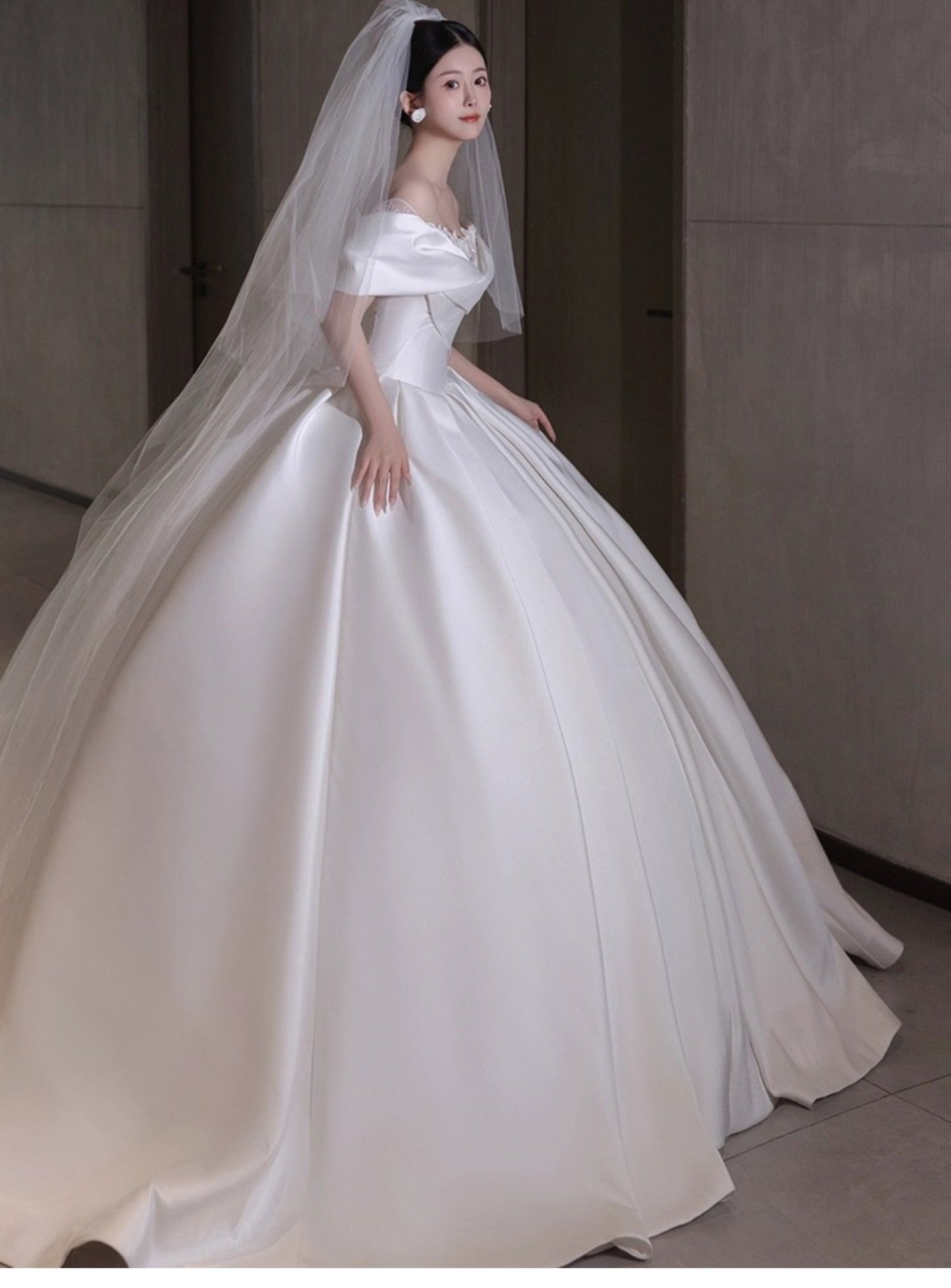 Hermoso vestido de novia blanco de satén largo con hombros descubiertos, DH109