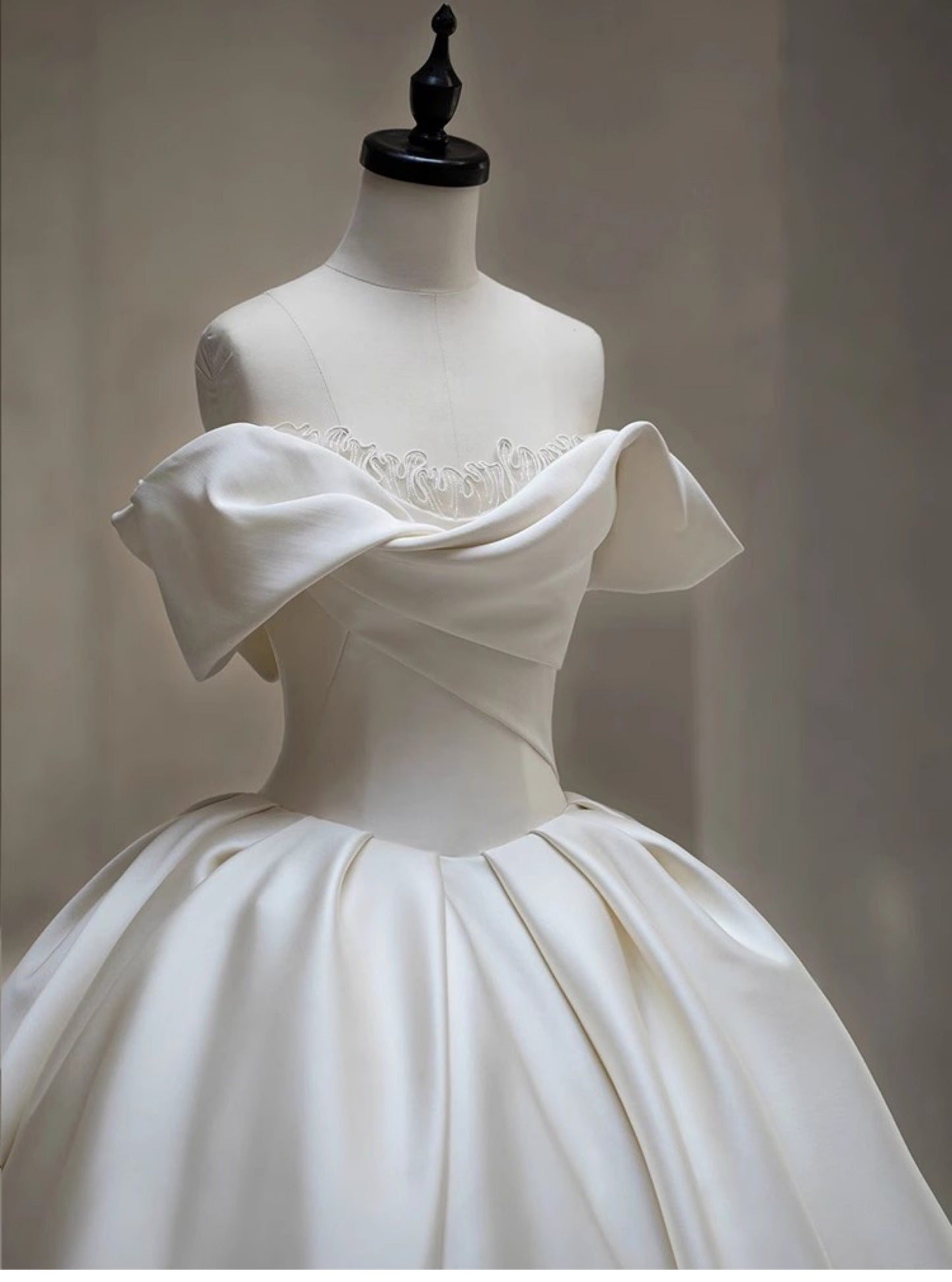 Hermoso vestido de novia blanco de satén largo con hombros descubiertos, DH109