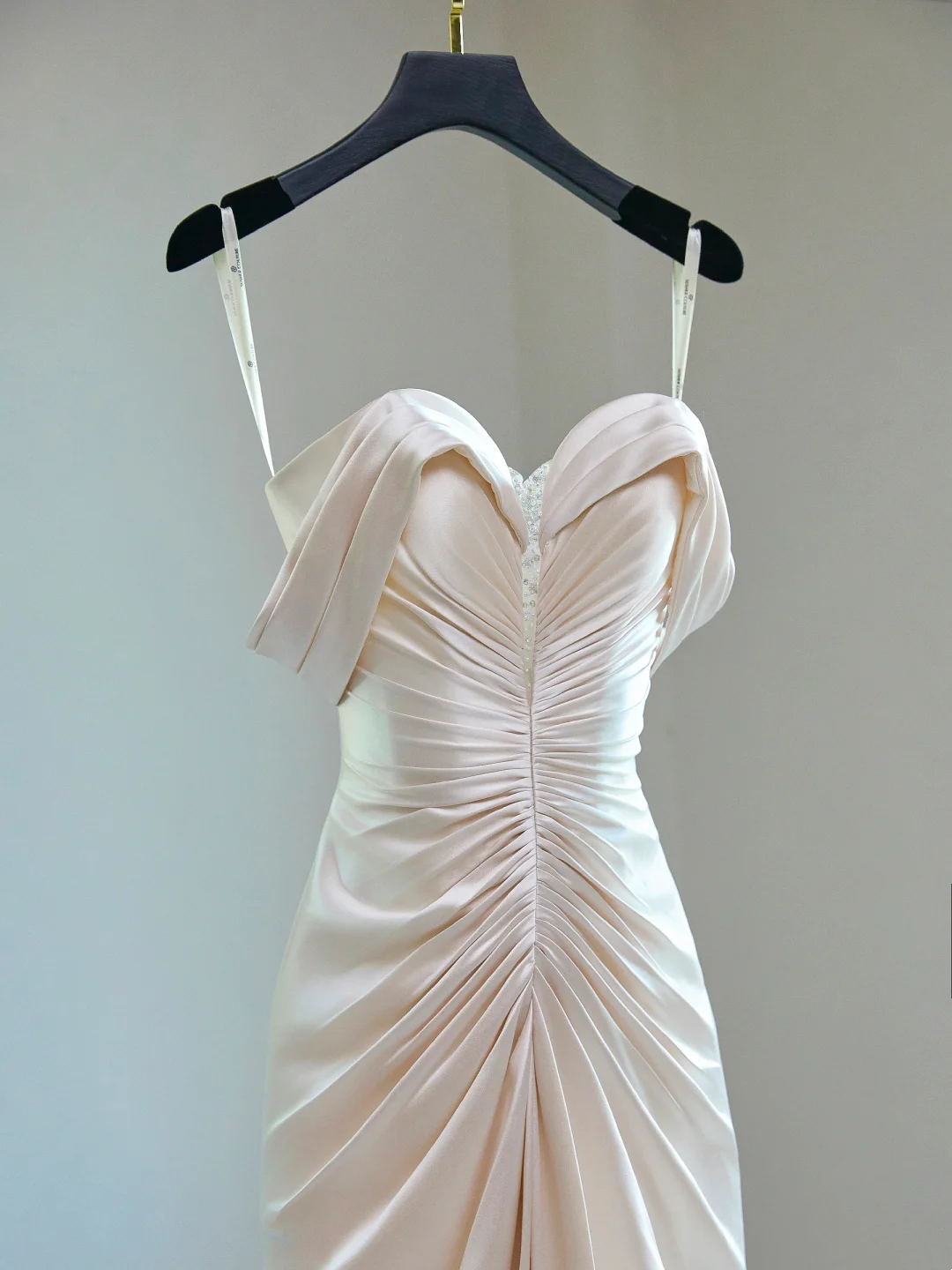 Vestido de novia modesto con hombros descubiertos, satén rosa claro, plisado, largo, elegante, DH1122