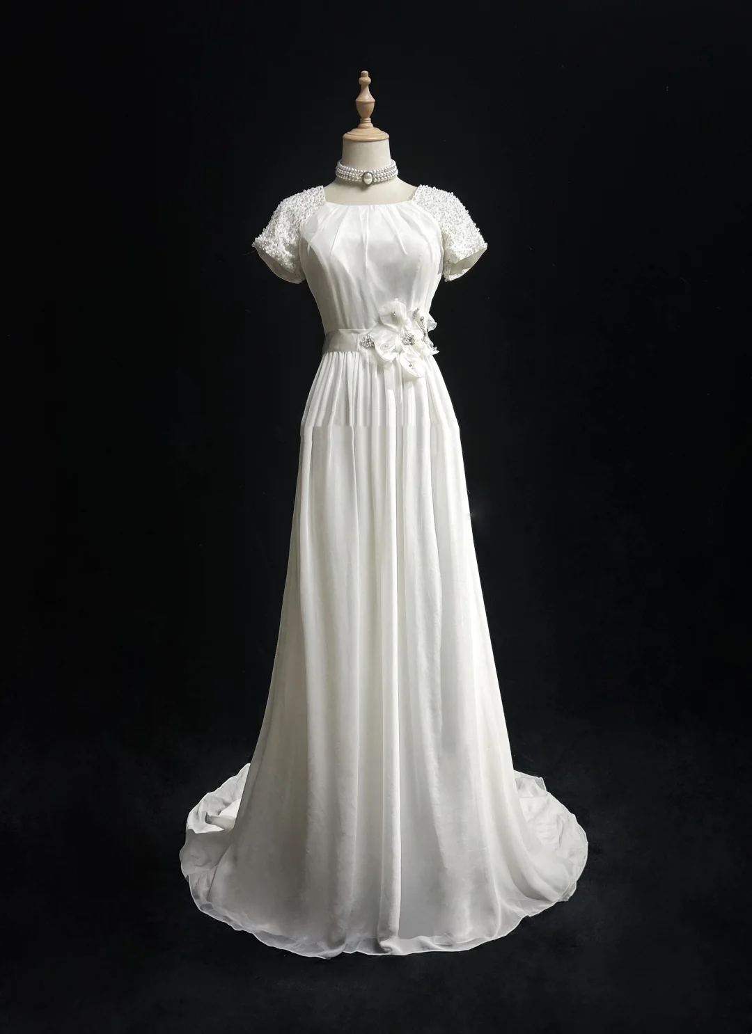 Vestido de novia modesto, corte A, escote cuadrado, blanco, mangas cortas, de gasa, Timeless Brides, DH1142