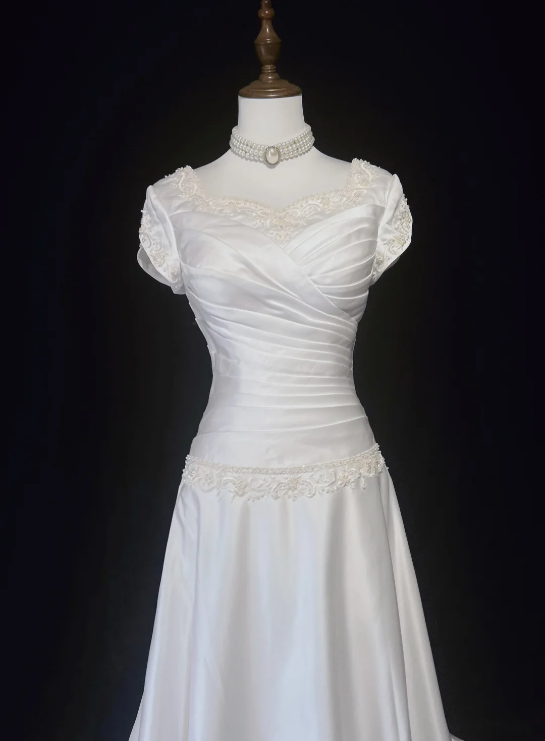 Vestido de novia vintage, corte A, escote cuadrado, blanco, manga corta, satén, años 60, Timeless Brides, DH1143