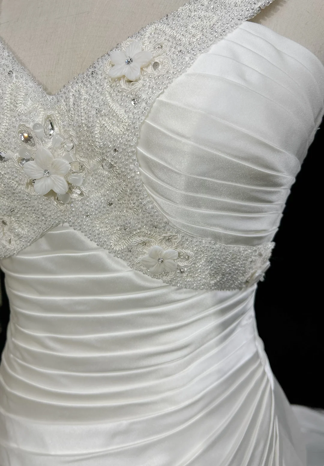 Vestido de novia único, corte A, escote en V, satén blanco, cuentas, estilo años 90, vestidos de novia vintage DH1163