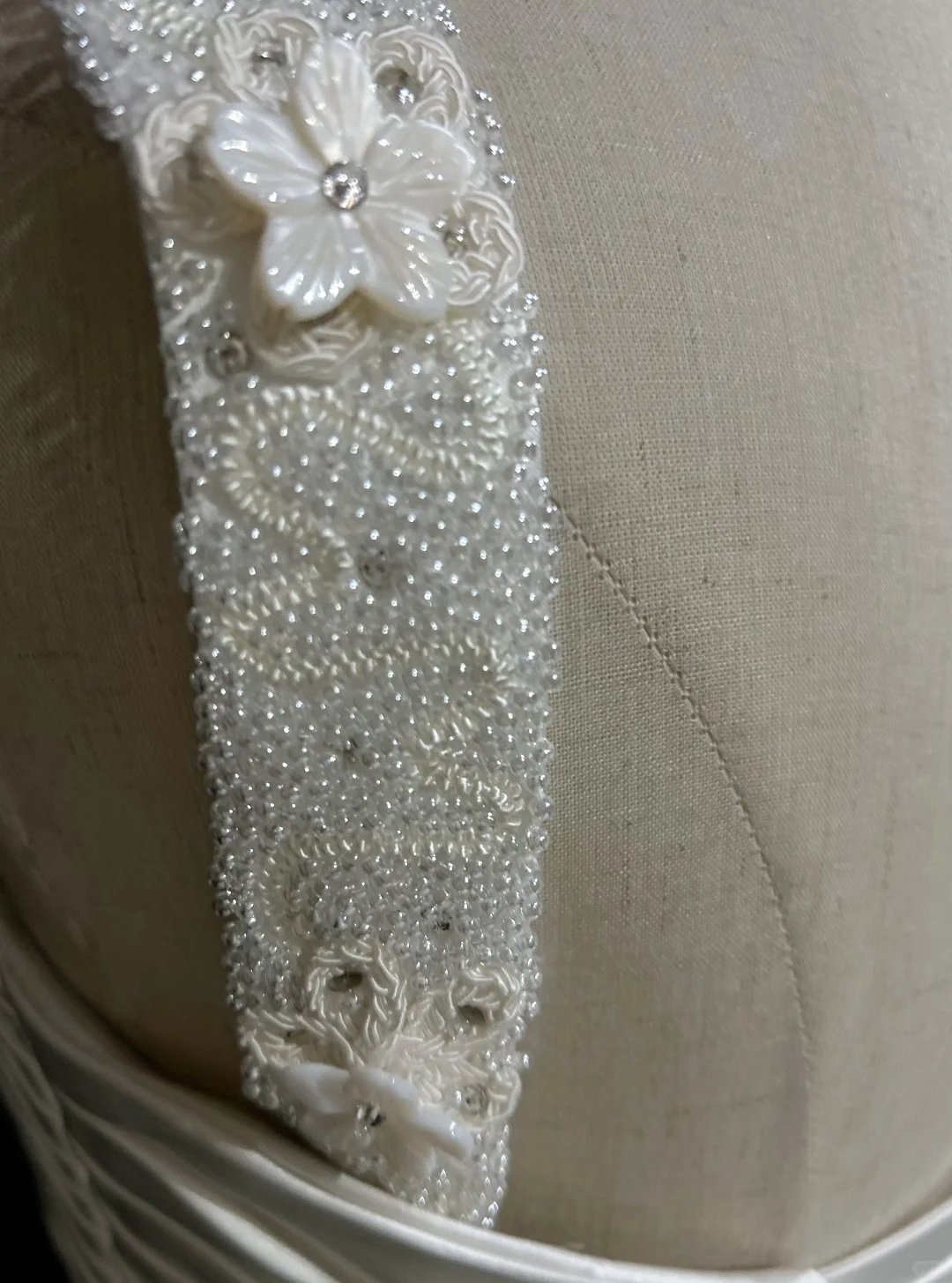 Vestido de novia único, corte A, escote en V, satén blanco, cuentas, estilo años 90, vestidos de novia vintage DH1163