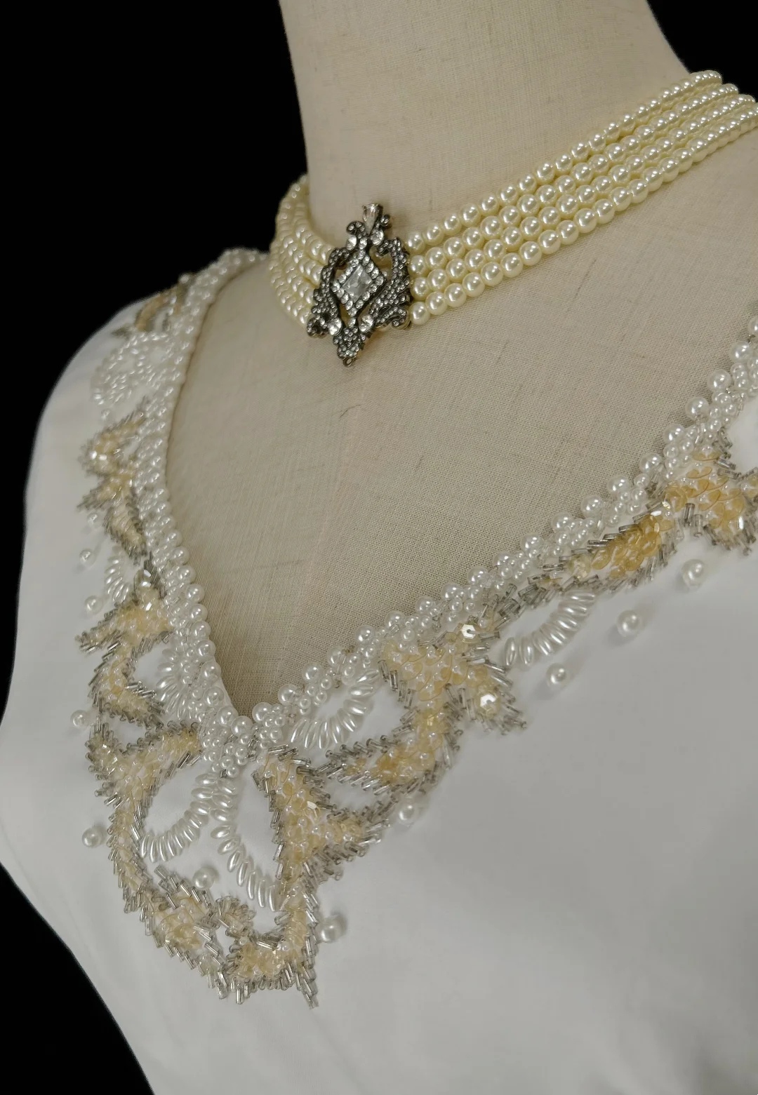 Vestido de novia clásico, corte evasé, escote en V, blanco, satén, largo, años 70, estilo vintage, DH1260
