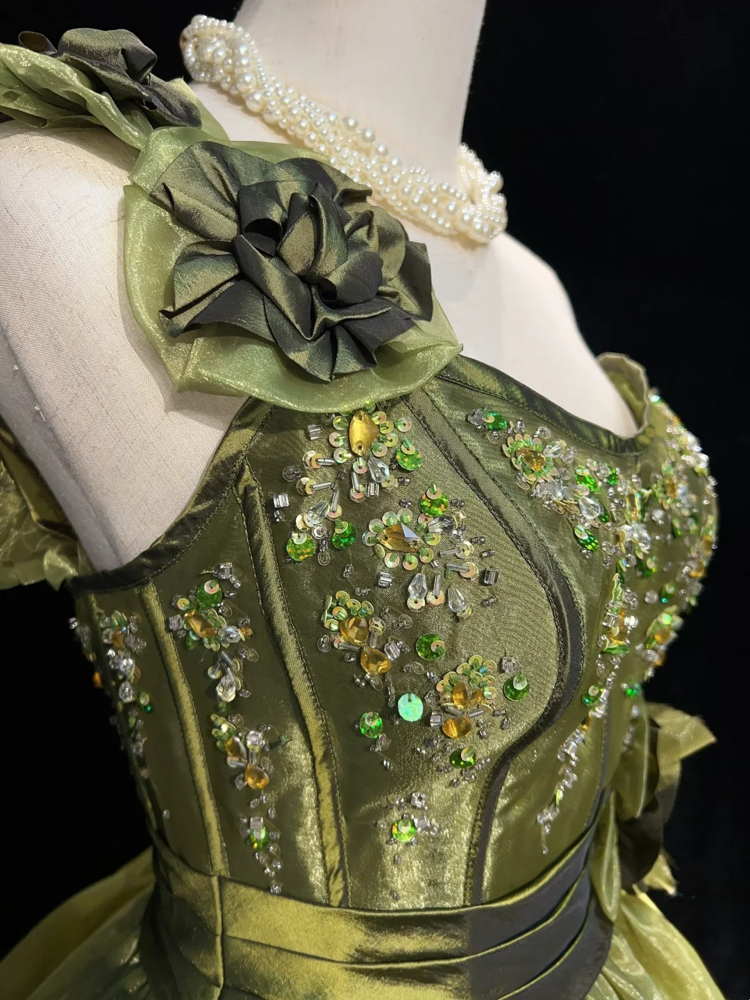 Hermoso vestido de fiesta de un solo hombro en organza verde oliva con capas, vestidos formales para el regreso a casa de séptimo grado, vestido de fiesta corto para escuela secundaria, atuendos de cóctel y cumpleaños DH1450