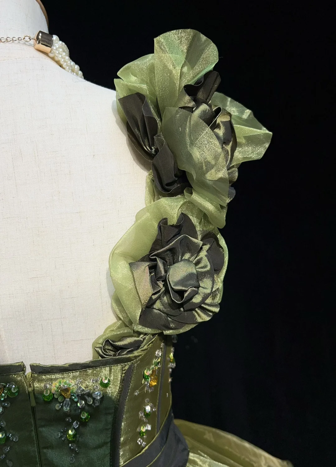 Hermoso vestido de fiesta de un solo hombro en organza verde oliva con capas, vestidos formales para el regreso a casa de séptimo grado, vestido de fiesta corto para escuela secundaria, atuendos de cóctel y cumpleaños DH1450
