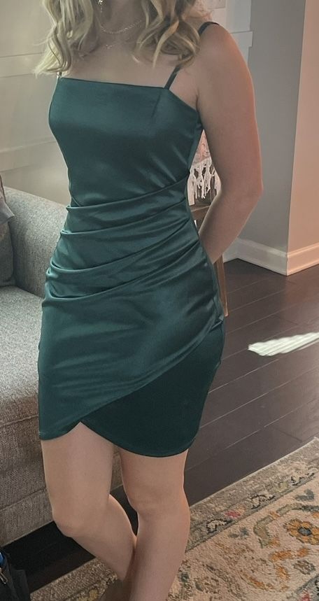 Vestido elegante de satén verde oscuro con tirantes finos, ajustado y elegante para el regreso a casa de octavo grado, vestido de fiesta para secundaria, vestido de cumpleaños, atuendos de fiesta DH1696