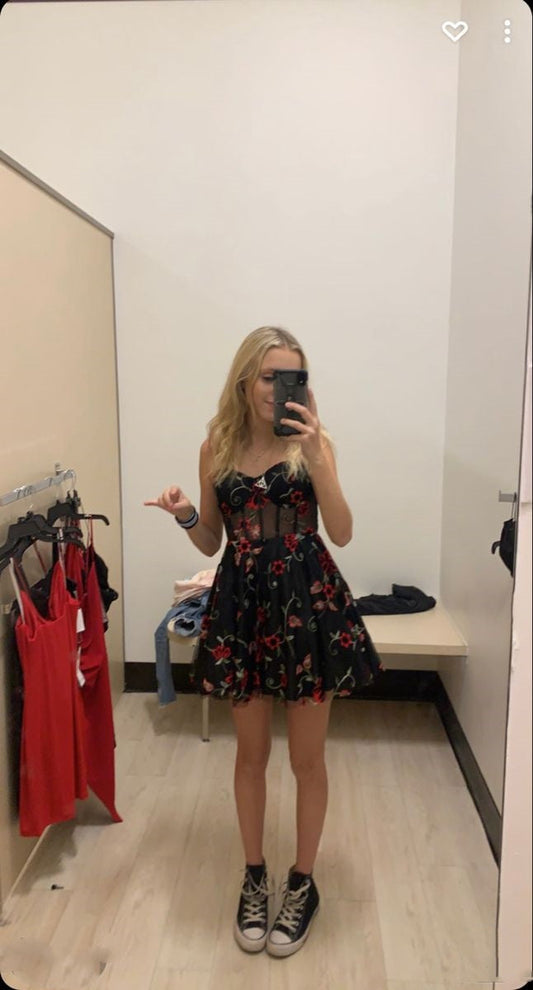 Vestido elegante de fiesta de octavo grado con escote en forma de A, de tul negro con flores, vestido de fiesta de secundaria, vestido de cumpleaños, minivestidos de fiesta DH1712