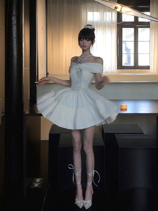Vestido corto de satén blanco con encaje y hombros descubiertos, elegante, para fiesta de 8.º grado, de corte A y corte en A, para escuela secundaria, para cumpleaños número 16, DH1796